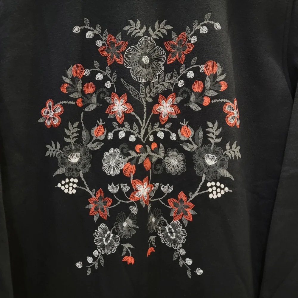 NWT Northern Reflections Crewneck Sweatshirt Black Red Floral Women’s M - Picture 7 of 12